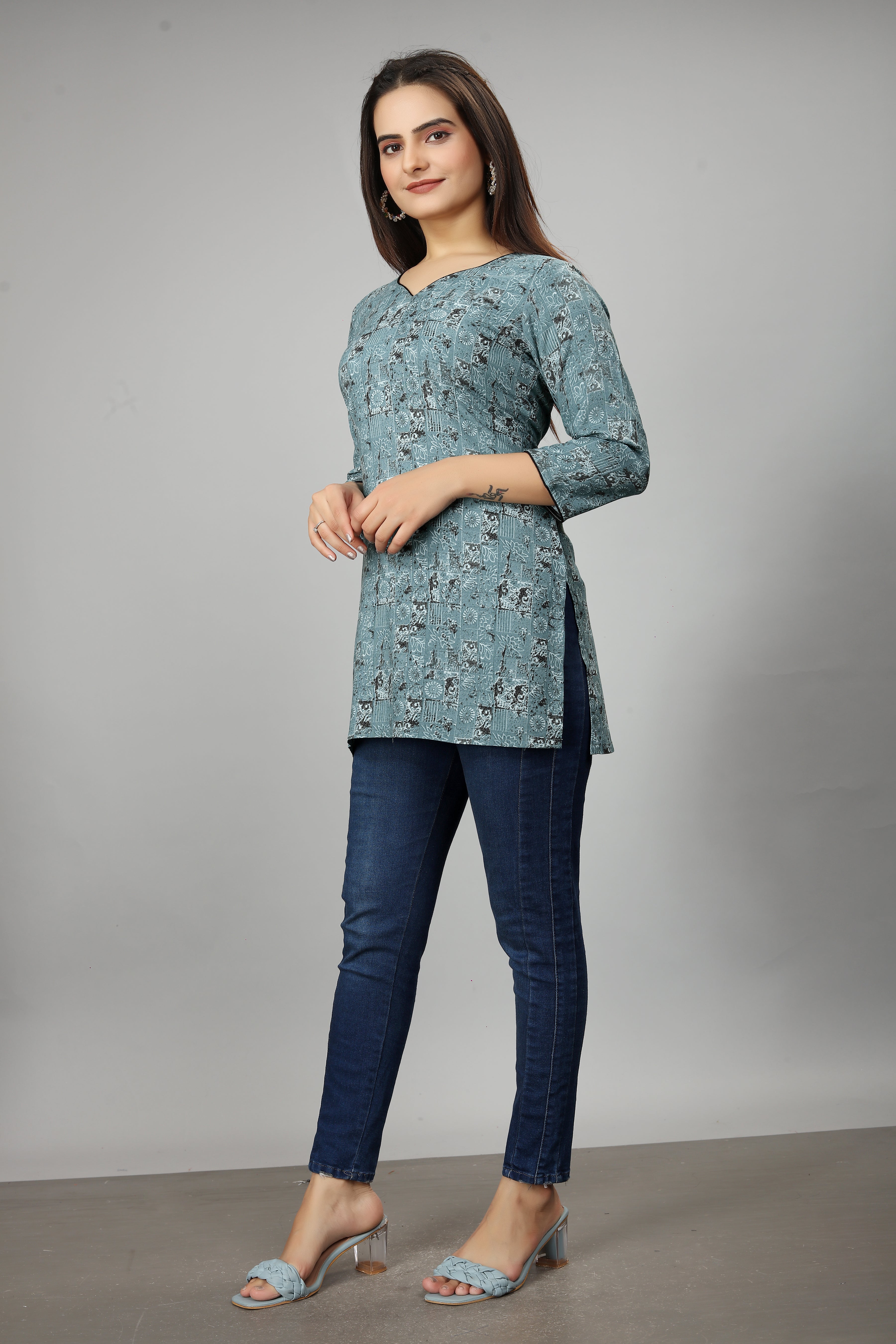 women three quarter sleeve straight kurti
