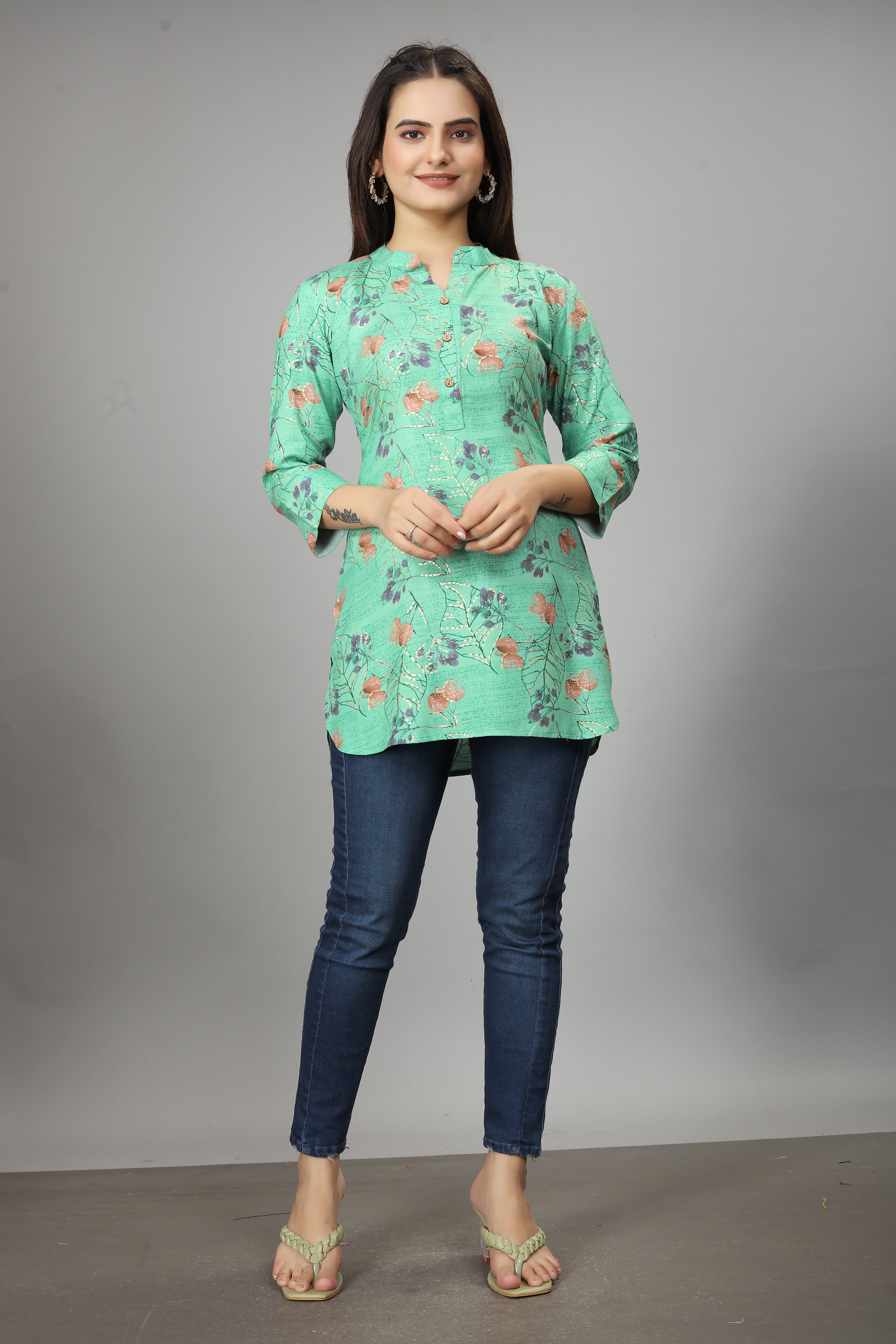 women green notch neck straight kurti