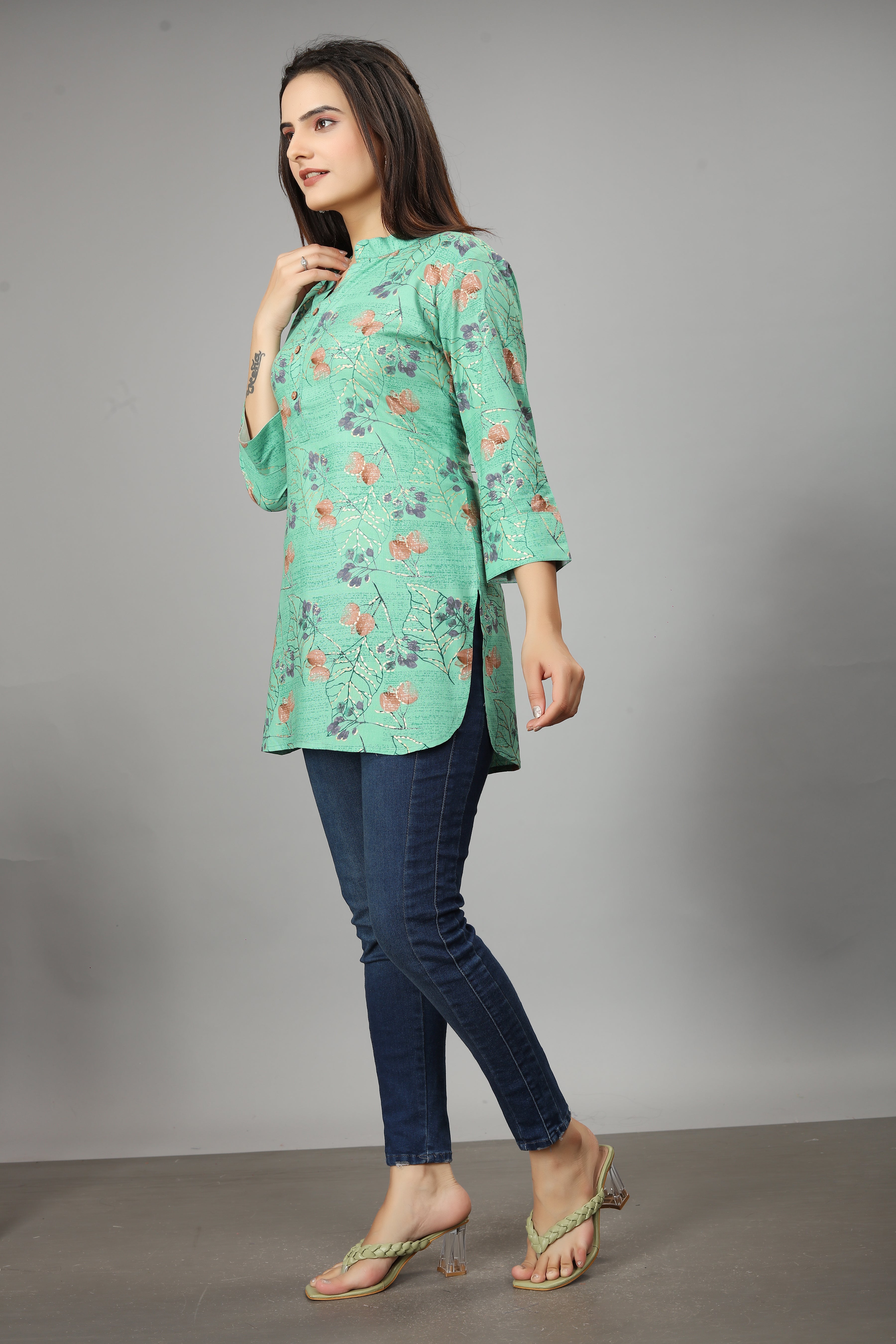 women green notch neck straight kurti