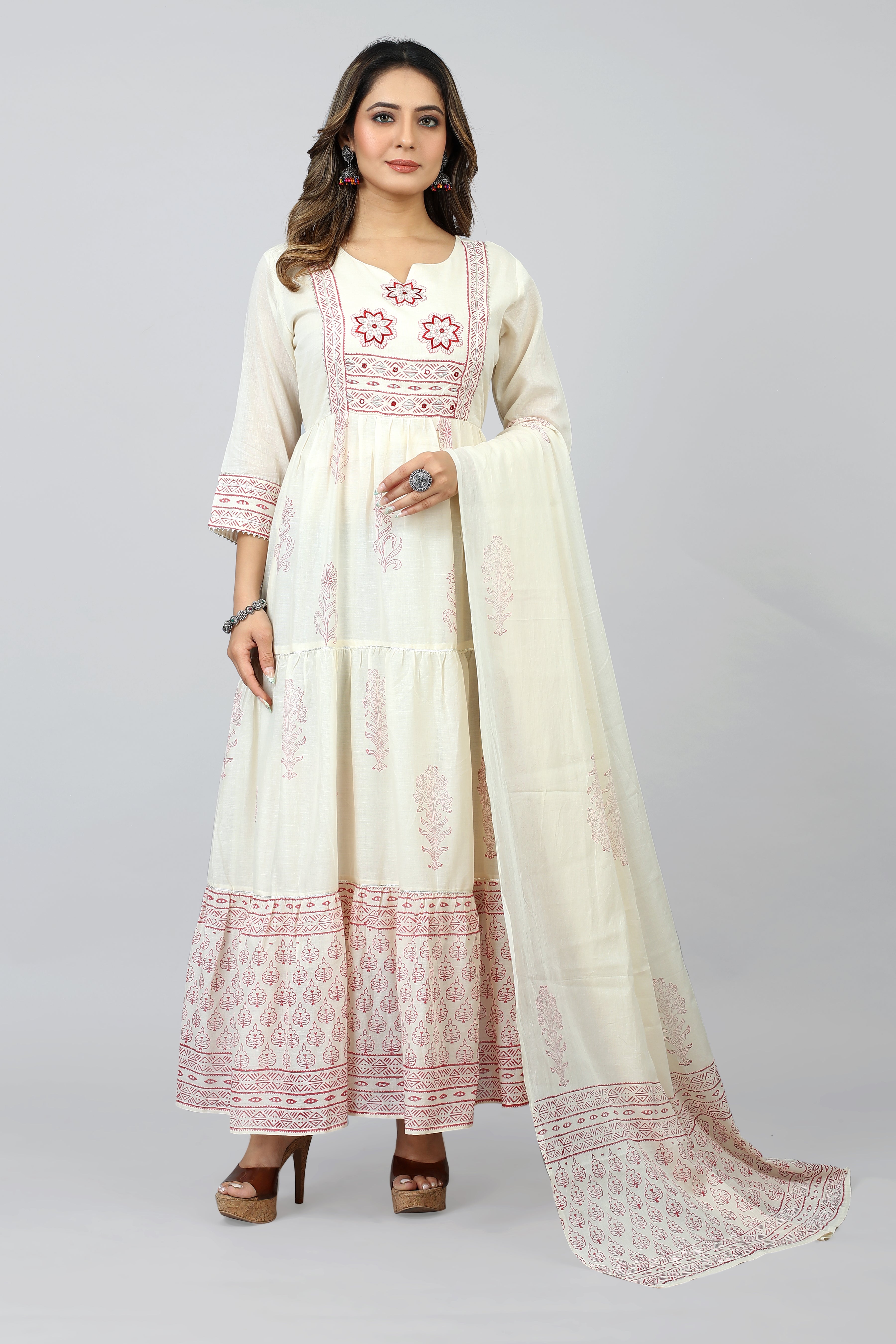 women off white round neck kurta dupatta set