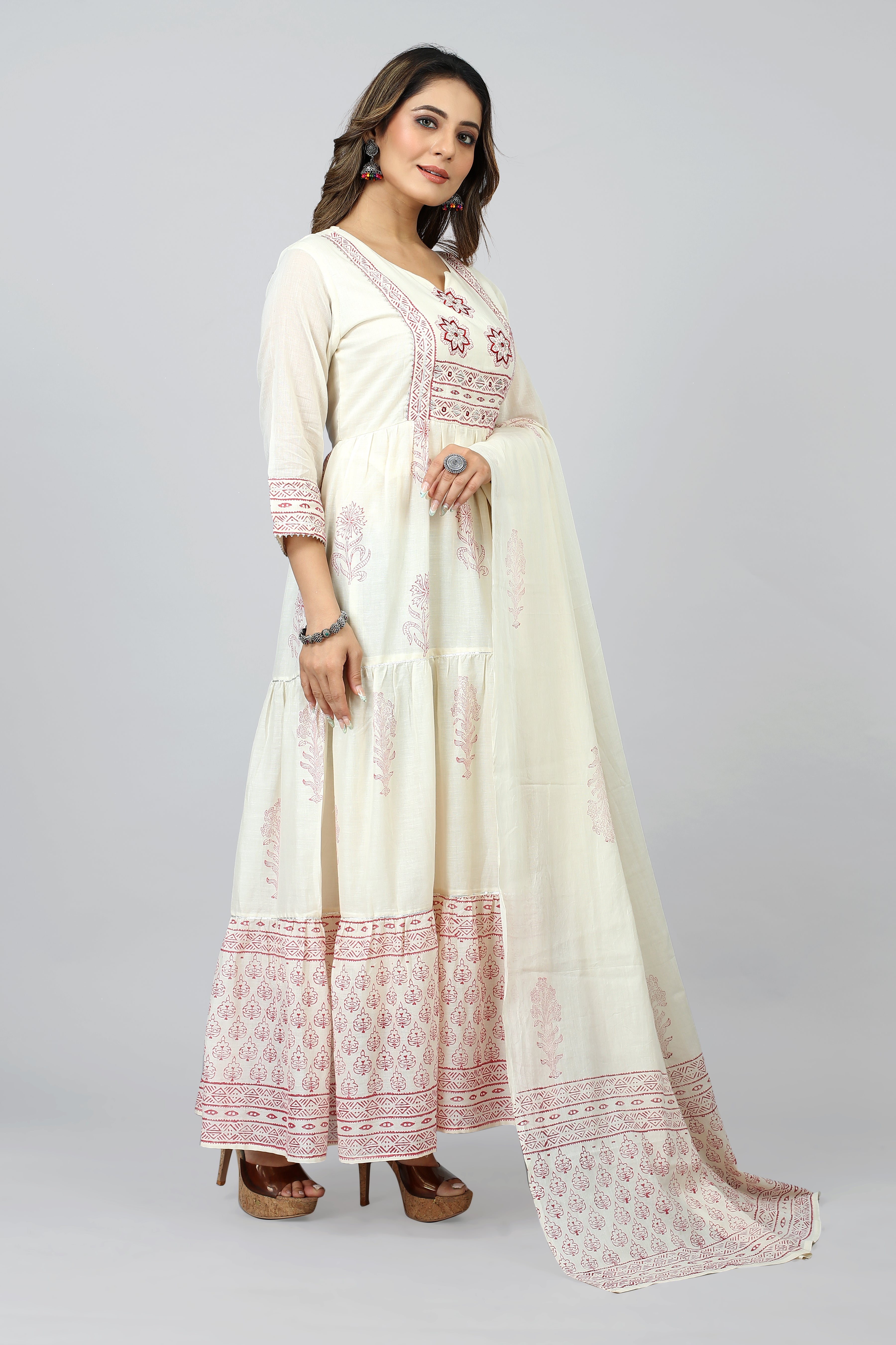 women off white round neck kurta dupatta set