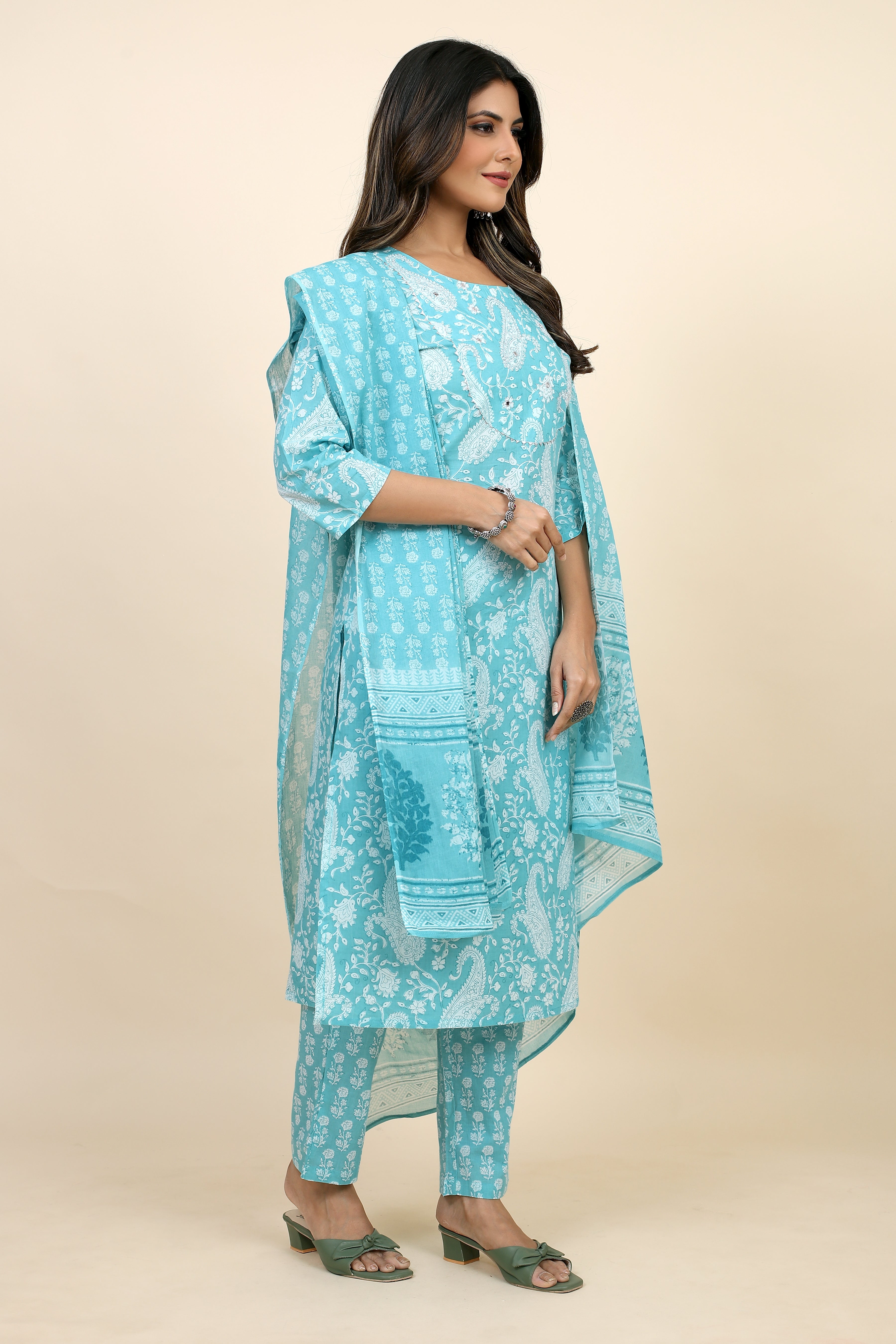 women paisley kurta pant set with dupatta
